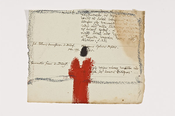 rote Figur vor Schrift