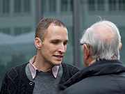 Menschen im Gespräch vor Bildern