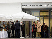 Menschen im Gespräch vor Bildern