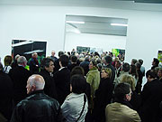 Menschen auf einer Ausstellungseröffnung