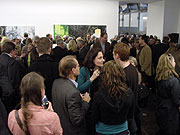 Menschen auf einer Ausstellungseröffnung