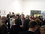 Menschen auf einer Ausstellungseröffnung