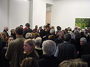 Menschen auf einer Ausstellungseröffnung