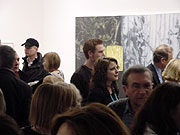 Menschen auf einer Ausstellungseröffnung