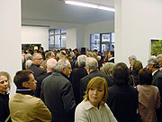 Menschen auf einer Ausstellungseröffnung