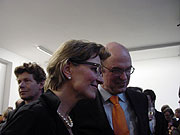 Menschen auf einer Ausstellungseröffnung