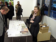 Menschen auf einer Ausstellungseröffnung