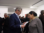 Menschen auf einer Ausstellungseröffnung