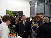 Menschen auf einer Ausstellungseröffnung