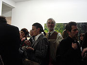 Menschen auf einer Ausstellungseröffnung