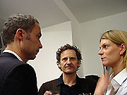 Menschen auf einer Ausstellungseröffnung