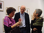 Menschen auf einer Ausstellungseröffnung